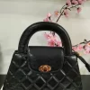 BOLSO DE MANO ACOLCHADO M.094-NEGRO 5 Bolso de mano acolchado negro con aplique dorado en el cierre y asa para colgar