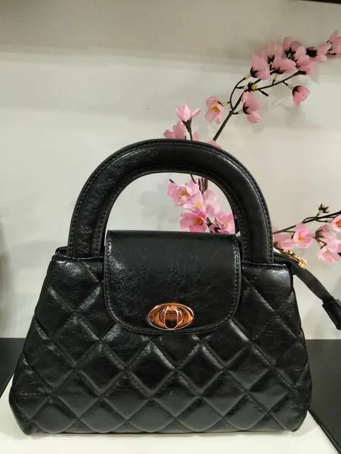 BOLSO DE MANO ACOLCHADO M.094-NEGRO 1 Bolso de mano acolchado negro con aplique dorado en el cierre y asa para colgar