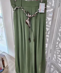 PANTALÓN ESTILO PALAZZO VERDE MILITAR CON CINTURÓN ESTAMPADO M.EP/VM3