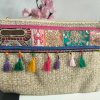 Bolso de rafia beige con flecos de colores, cuentas de madera y cadena a juego