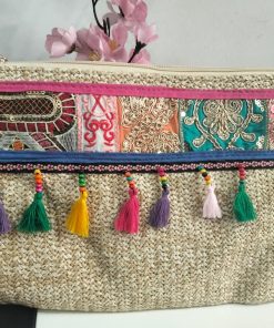 Bolso de rafia beige con flecos de colores, cuentas de madera y cadena a juego