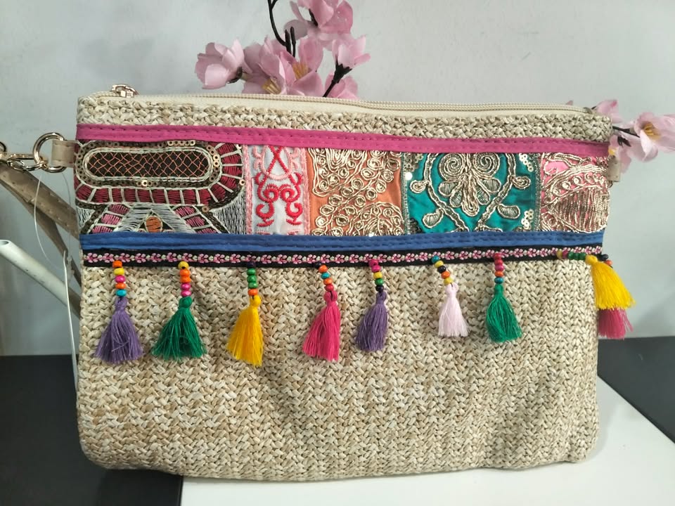 BOLSO RAFIA BEIGE CON FLECOS Y BORDADOS MULTICOLOR M.RFI-023 1 Bolso de rafia beige con flecos de colores, cuentas de madera y cadena a juego