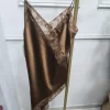 TOP LENCERO DE SATÉN MARRÓN ASIMÉTRICO M.ASI/MARRÓN