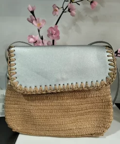 Bolso de rafia con solapa plateada, asa larga a juego y cierre de cremallera