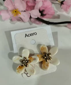 PENDIENTES FLOR NÁCAR CON DETALLE DORADO M.FLOR-55