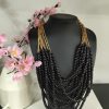 COLLAR CON MÚLTIPLES CUERDAS DE PERLAS NEGRAS Y DORADAS M.PER-854