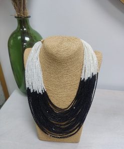 COLLAR ARTESANO CON MÚLTIPLES CUERDAS DE PERLAS NEGRAS Y BLANCAS M.PR-BRA