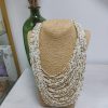 COLLAR DE MÚLTIPLES CUERDAS CON PERLAS BLANCAS Y DORADAS M.PR-BLA