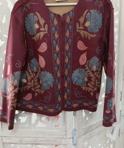 Chaqueta de antelina burdeos con flores pintadas en azul, beige y burdeos desgastado