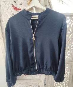 Bomber satinada azul marino de mujer con puños en las mangas y en el bajo
