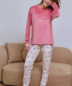 Pijama de mujer con estampado tribal, camiseta rosa de manga larga y pantalón claro con dibujo geométrico