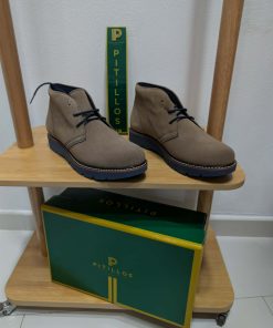 Botín safari para hombre de Pitillos en serraje color taupe con cordones en azul marino