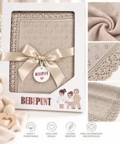 Toca bebé color piedra de punto acrílico con volante, en un tono neutro entre gris y beige