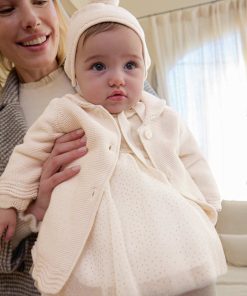 Abrigo y gorro recién nacida de Mayoral en tono cerámica, abrigo de punto con cuello bebé y gorro con pompón