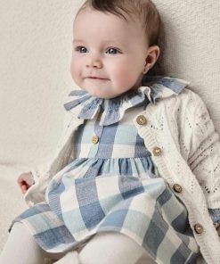 Vestido vichy recién nacida de Mayoral en color copo, con cuello de volante y mangas con rizo