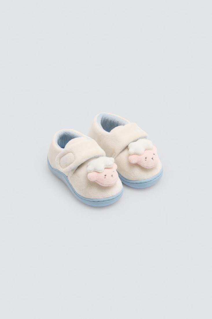ZAPATILLAS UNISEX BEBÉ M. 54046 YSABEL MORA 1 Zapatillas de bebé unisex con oveja en 3D y cierre de velcro para estar por casa