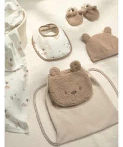 Set de regalo para recién nacido de Mayoral en canela con mochila, gorro con orejitas, babero, patucos y manta