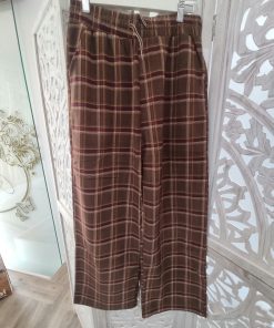 Pantalón palazzo cuadros marrón con cuadros burdeos, beige y verde y cintura elástica con cordón