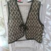 Chaleco acolchado verde y beige sin mangas, de corte abierto con lazada delantera