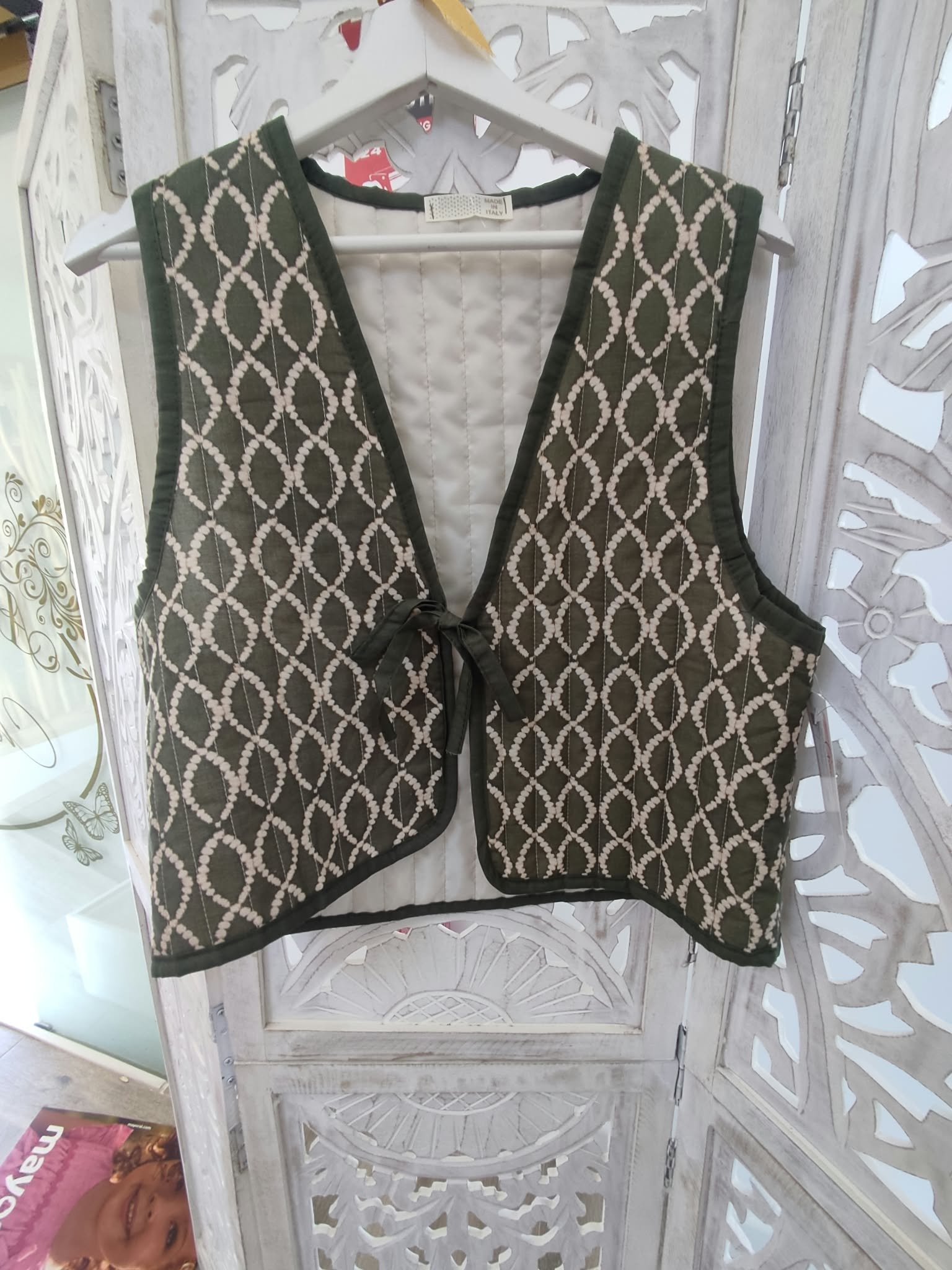 CHALECO SIN MANGAS ABIERTO EN COLOR VERDE M.VERDE/BEIGE 1 Chaleco acolchado verde y beige sin mangas, de corte abierto con lazada delantera