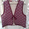 CHALECO SIN MANGAS ABIERTO EN COLOR BUGANVILLA M.BUGANVILLA 17 Chaleco acolchado buganvilla sin mangas, abierto y con lazada delantera