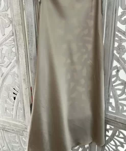 Falda midi satinada beige de largo a media pierna con cintura elástica