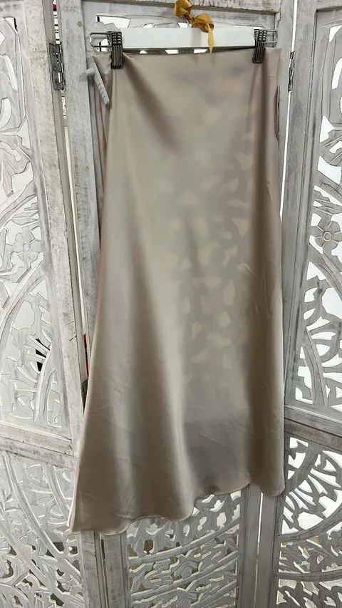 FALDA MIDI SATINADA M.SAT-BEIGE 1 Falda midi satinada beige de largo a media pierna con cintura elástica