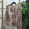 BLUSA DE TUL ESTAMPADA FLORAL EN TONOS EMPOLVADOS M.TUL-ROSAS 23 Blusa de tul rosa empolvado con flores beige, verdes y marrones, cuello redondo y manga larga