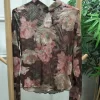 BLUSA DE TUL ESTAMPADA FLORAL EN TONOS CACAO, ROSAS Y BEIGES M.TUL-CACAO 11 Blusa de tul floral cacao con flores rosas y beiges, cuello redondo y manga larga