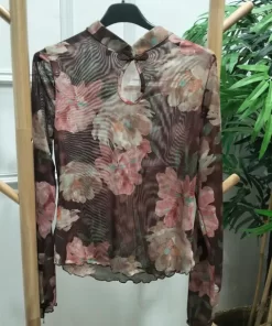 Blusa de tul floral cacao con flores rosas y beiges, cuello redondo y manga larga