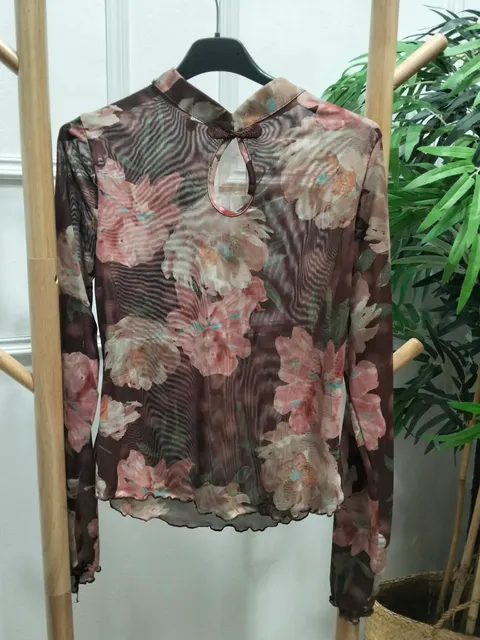 BLUSA DE TUL ESTAMPADA FLORAL EN TONOS CACAO, ROSAS Y BEIGES M.TUL-CACAO 1 Blusa de tul floral cacao con flores rosas y beiges, cuello redondo y manga larga