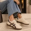 ZAPATILLA DEPORTIVA ESTILO CASUAL M.LT-DD26-13 BEIGE 23 Zapatilla deportiva beige mujer con detalles laterales marrones, cordones y suela de goma baja