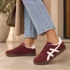 ZAPATILLA DEPORTIVA ESTILO CASUAL M.LT-DD26-24 BURDEOS 23 Zapatilla deportiva burdeos mujer de estilo retro con cordones y detalles laterales en contraste