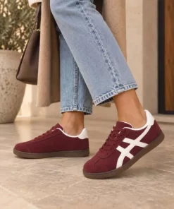 Zapatilla deportiva burdeos mujer de estilo retro con cordones y detalles laterales en contraste