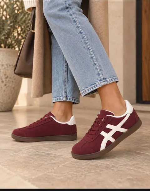 ZAPATILLA DEPORTIVA ESTILO CASUAL M.LT-DD26-24 BURDEOS 1 Zapatilla deportiva burdeos mujer de estilo retro con cordones y detalles laterales en contraste