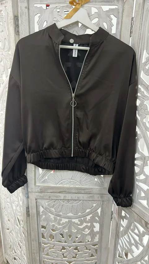 BOMBER SATINADA MARRÓN M.BOM-MRR 1 Bomber satinada marrón mujer con puños en mangas y bajo