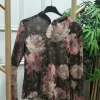 BLUSA DE TUL ESTAMPADA FLORAL EN TONOS MARRÓN, ROSAS Y BEIGES M.TUL-MARRÓN 23 Blusa de tul floral marrón de manga larga con flores en rosas y beiges y bajo ondulado