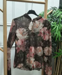 Blusa de tul floral marrón de manga larga con flores en rosas y beiges y bajo ondulado
