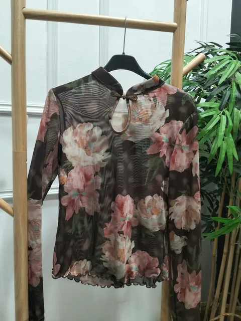 BLUSA DE TUL ESTAMPADA FLORAL EN TONOS MARRÓN, ROSAS Y BEIGES M.TUL-MARRÓN 1 Blusa de tul floral marrón de manga larga con flores en rosas y beiges y bajo ondulado
