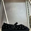 Manoletinas negras con tachuelas plateadas y exterior de antelina, zapato plano de mujer