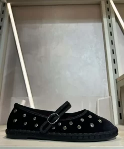 Manoletinas negras con tachuelas plateadas y exterior de antelina, zapato plano de mujer