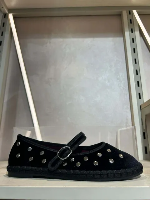 MANOLETINAS ANTE TACHUELAS PLATA M.NK599 NEGRAS 1 Manoletinas negras con tachuelas plateadas y exterior de antelina, zapato plano de mujer
