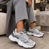 Deportivas retro gris y blanco de mujer con suela gruesa, cordones y detalles plateados