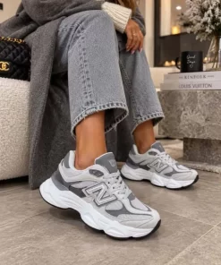 Deportivas retro gris y blanco de mujer con suela gruesa, cordones y detalles plateados