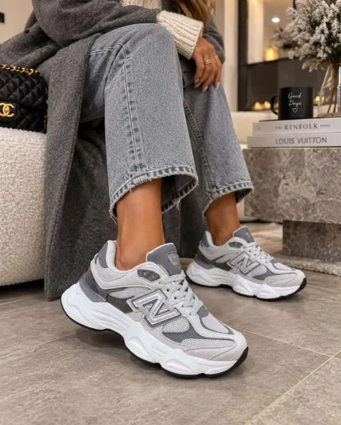 DEPORTIVAS ESTILO RETRO EN TONOS GRIS Y BLANCO M.A701 GREY 1 Deportivas retro gris y blanco de mujer con suela gruesa, cordones y detalles plateados