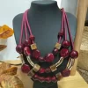 COLLAR CON TRIPLE CADENA CON PIEDRAS BURDEOS, BEIGES Y DETALLES DORADOS M.BUR-447