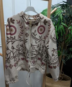 Chaqueta bomber antelina beige de mujer con estampado étnico pintado en marrón y burdeos