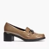 MOCASÍN ADORNO EN CHAROL TOPO M.11621 DE PITILLOS 23 Mocasín charol topo mujer de Pitillos con adorno en el empeine y tacón bajo de 4 cm