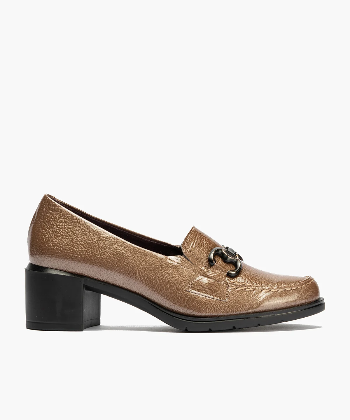 MOCASÍN ADORNO EN CHAROL TOPO M.11621 DE PITILLOS 1 Mocasín charol topo mujer de Pitillos con adorno en el empeine y tacón bajo de 4 cm